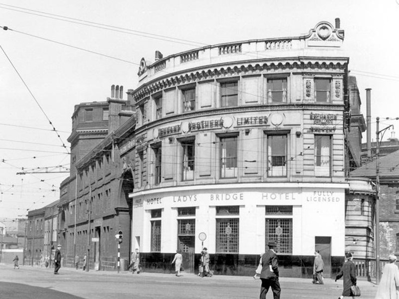 Black and white image of historic pub on Castlegate 