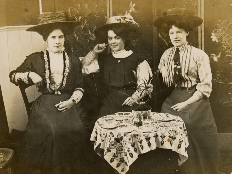 3 ladies at a table in a cafe in c 1912