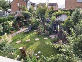 Award-winning green garden with paved footpath 