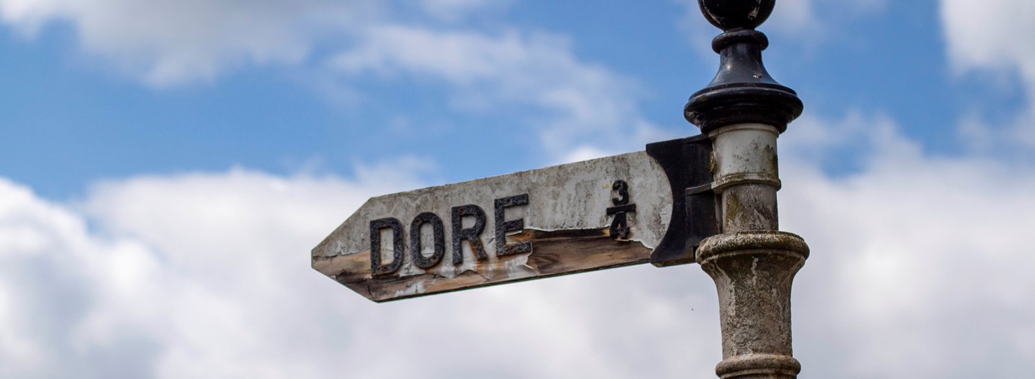A old signpost which signals the direction to Dore