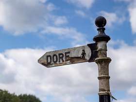 A old signpost which signals the direction to Dore