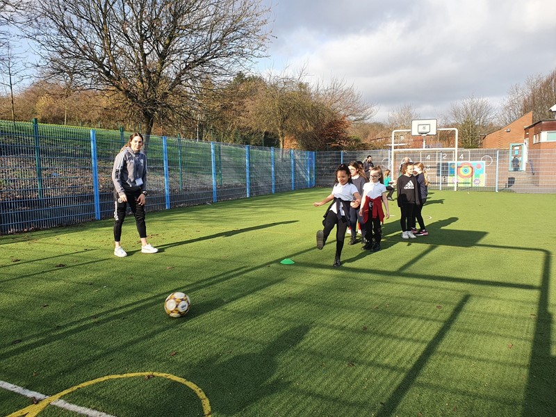 Ellie Wilson from SUFC Women teaches girls at Ballifield Primary School a few tricks